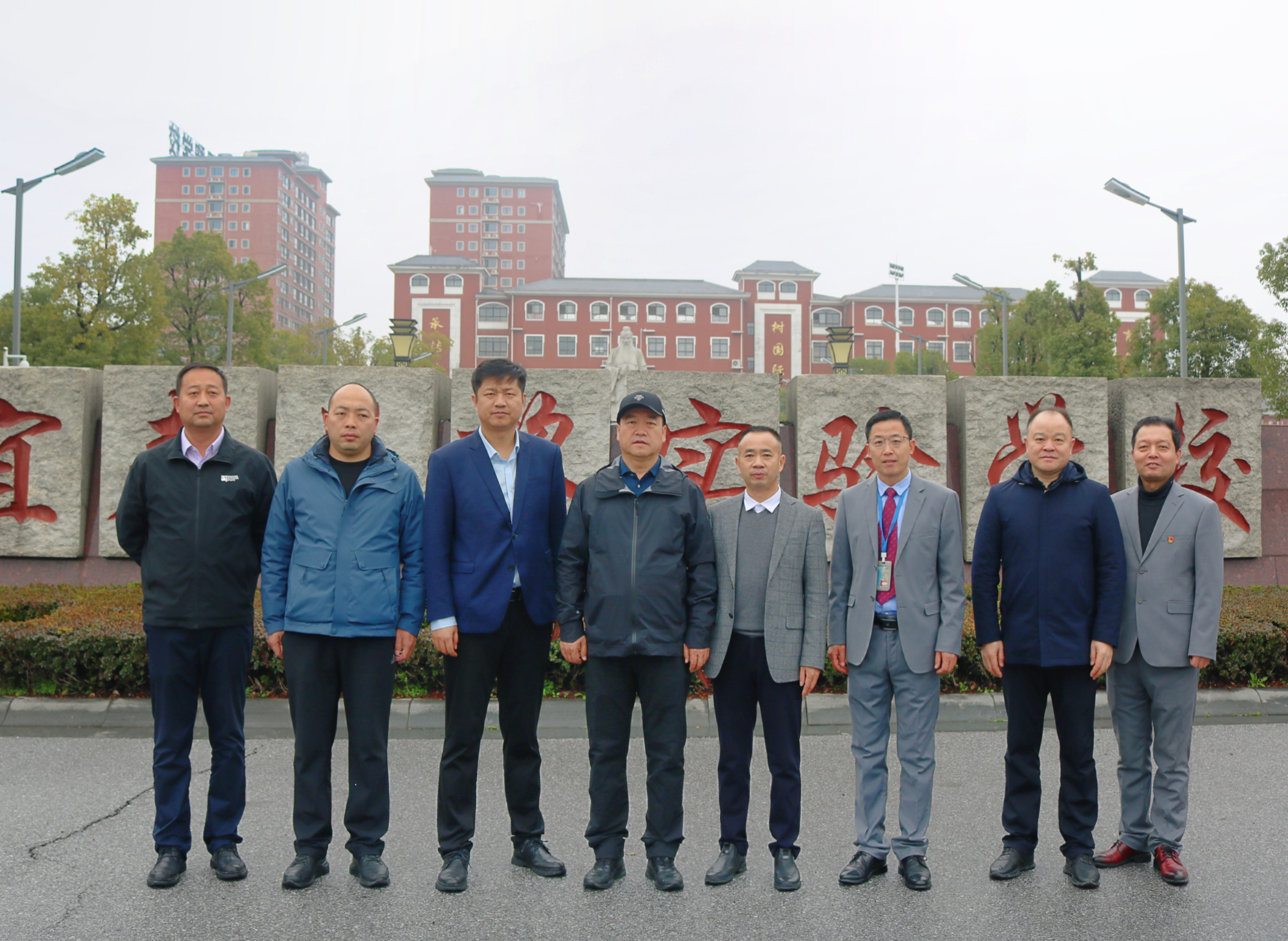 新疆和田縣領(lǐng)導(dǎo)蒞臨宜春昌黎實驗學校參觀考察